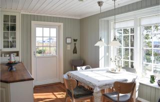 Cozy Home In Bakkasund With Kitchen - 7
