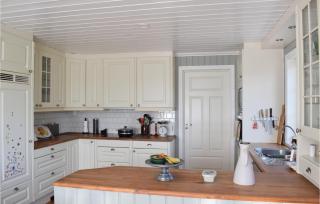 Cozy Home In Bakkasund With Kitchen - Bakkasund - 7