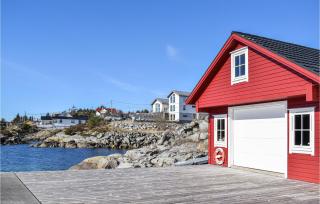 Cozy Home In Bakkasund With Kitchen - 1
