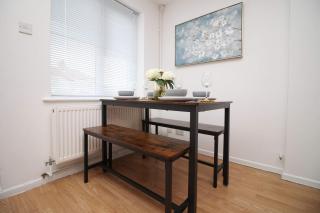 2Bedroom Home- Free Parking, Wi-Fi & Patio- Available for Long or Short term - Bristol - 2