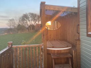 Keepers Shepherd hut with Hot Tub - Whitby - 3