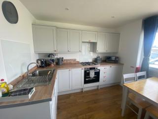 Beau - Brambles Chine, Colwell Bay - 5 star WiFi - Short walk to The Hut and beach - 1 night stays available - Ferry offers - Freshwater - 9