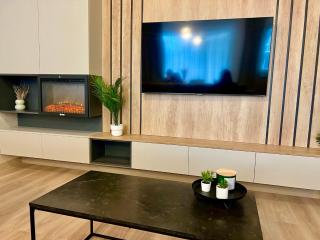 Mountain Retreat-Modern 1BR w/ Fireplace & Parking - Braşov - 7
