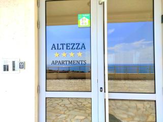 Skyline View Apt & Pool Retreat - 3