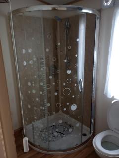 E31 is a 2 bedroom 6 berth caravan with large decking and close to beach on Whitehouse Leisure Park This is a pet free caravan - Abergele - 5