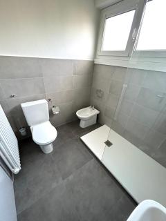 Central & Renovated Apartment - Near Train Station & City Center - 1