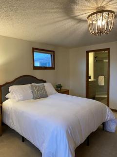 Dave & Susie's Place Across from Notting Hill Farm! - 8