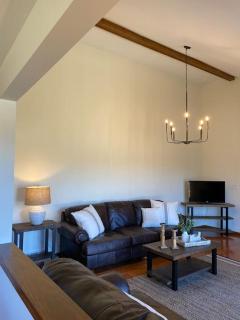 Dave & Susie's Place Across from Notting Hill Farm! - 7