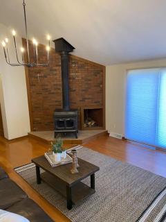 Dave & Susie's Place Across from Notting Hill Farm! - 1