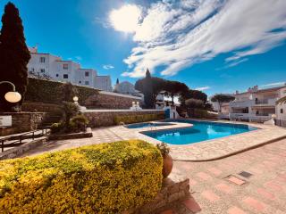 Roses, Family vacation, swimming pool & barbecue - 9