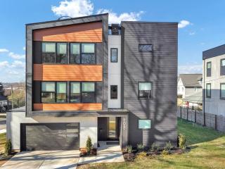 Amazing Location! Rooftop Patio, Pool & Game room! - Charlotte - 0