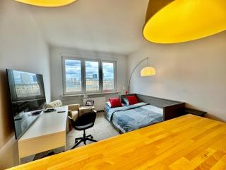 Super BEAUTY metro WiFi 65’TV Netflix HBO AppleTV+ - 1