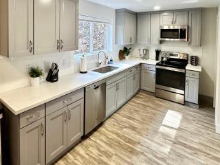 Charming Coastal 4BR Home Near Columbia River - - 8