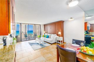 Beautiful Ocean View, Split AC, 1 Block to Beach and Parking - Honolulu - 5