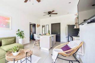 Bright & Airy new Condo, 5 min walk to Jaco Beach! - Jacó - 4