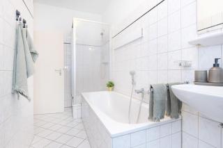 Modern & Stylish for 3: Smart TV - Essen - 5