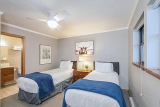 West End Winner - Hot Tub, Parking, Open Kitchen & Living Space condo - 2