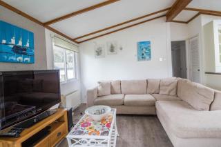 Pet Friendly, Luxury Lodge With Decking In Suffolk Near The Beach Ref 32108A - 4