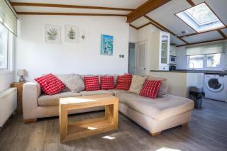 Pet Friendly, Luxury Lodge With Decking In Suffolk Near The Beach Ref 32108A - 1