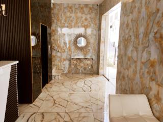 Golden Plaza Hotel - 1