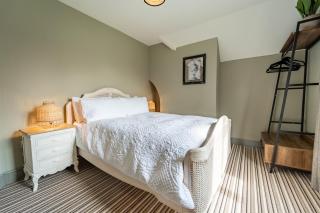 Suitable For Contractors 2 Double Beds and Sofa Bed Private Parking - Harlow - 7