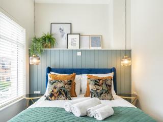 Pass the Keys Rathcool Gorgeous Terrace with Outdoor Living Cafes and Bars - Belfast - 7