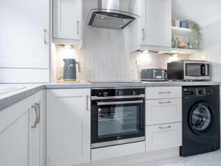 Pass the Keys Rathcool Gorgeous Terrace with Outdoor Living Cafes and Bars - Belfast - 6