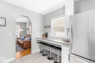 4 Bedroom Bungalow in the - Heart of Metro Detroit - Center Line - 2