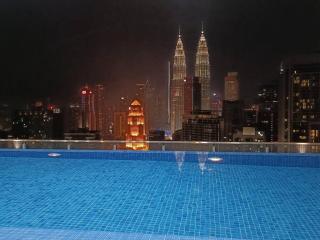 C17B Modern Balcony Infinity Pool KLCC View - 0