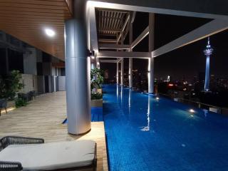 C17B Modern Balcony Infinity Pool KLCC View - 2