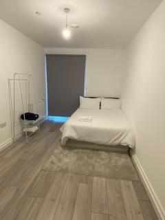 2 Bed Penthouse-Riverside View in East London - Barking - 4