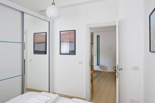 Renovated 2BR with Balcony in Bauhaus *Beachfront* - Tel Aviv - 8
