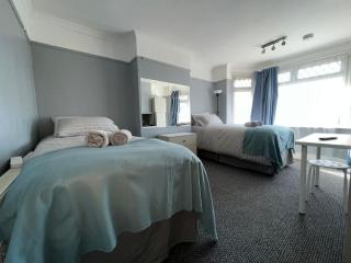 Shirley House 4, Guest House, Fully Equipped Kitchen with Fridge, Washer, Dryer, Self Catering, Self Check in, Great for Contractors, 5 min to BAT, 20 min to Fawley Refinery, close to Southampton Central, Ideal for Longer Stays - 5