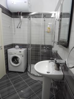 Modern Spacious 1 Bedroom Flat Next to the Beach - 4