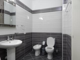 Modern Spacious 1 Bedroom Flat Next to the Beach - 3