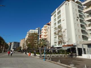 Modern Spacious 1 Bedroom Flat Next to the Beach - 1