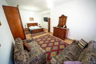 Nina's Guesthouse - 1