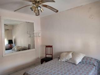 Departamento al frente- Habitación con living - 5