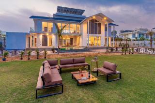 StayVista at The Francolin Farm with Free Breakfast, Infinity Pool & Jacuzzi - 3