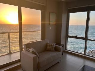 BEACHFRONT PHENOMENAL 2 BeD APARTMENT - 7