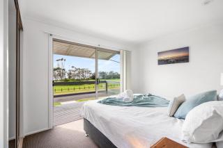 Oceanfront Sandy Beach Couples Getaway - Emerald Beach - 1