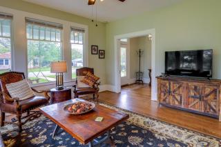 Gas Grill and Private Yard Home in Bellville - Bellville - 6