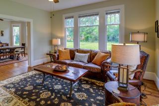 Gas Grill and Private Yard Home in Bellville - Bellville - 7