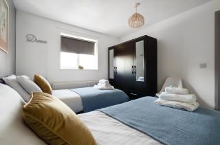 Get Away Holiday Home With Hot Tub Sleeps 6 - Peacehaven - 4