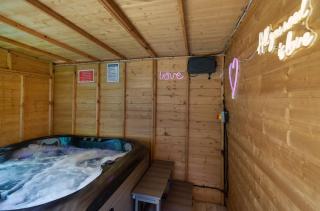 Get Away Holiday Home With Hot Tub Sleeps 6 - 8