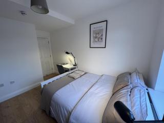 4 Wharncliffe Drive - Hanwell - 1
