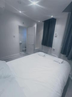Y2 guest house - London - 1