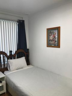 Fragrant Home-68C one king single bed aircon Room - Doonside - 0