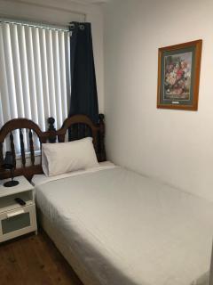 Fragrant Home-68C one king single bed aircon Room - Doonside - 7
