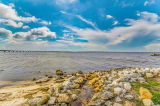 Woodsy Retreat, steps to Bay - Hot tub! - Gulf Breeze - 4